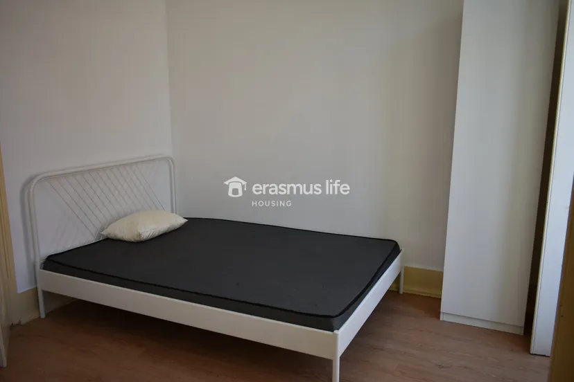 Light-Filled Double Room 7 with Desk & Window in Anjos, lisboa – photo 1 of 1