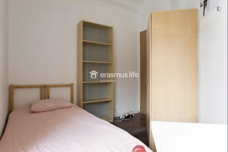 Bright Single Room 1 with Shared Balcony in Anjos, lisboa – photo 1 of 1