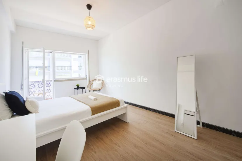 Productive Room 6 with Desk & Storage in Picoas, lisboa – photo 1 of 1